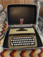 Antique typewriter/antique suitcase