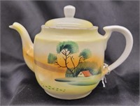 Hand painted teapot from Japan.  8½"×5¾"