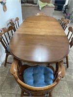 Maple dining room set with 3 expansion leaves.