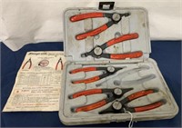 Snap-on convertible retaining rig pliers