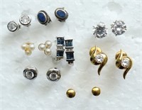 8 PAIRS OF STUD EAR RINGS