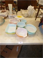 SEVERAL PYREX BOWLS & COOKING DISHES