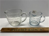 2 measuring cups