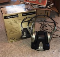 Wireless stereo headphones with charging stand