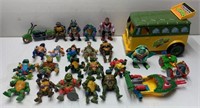 LARGE LOT OF TEENAGE MUTANT NIJA TURTLE FIGURES