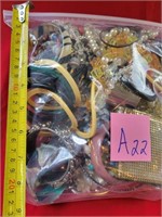 M - BAG OF MIXED COSTUME JEWELRY (A22)