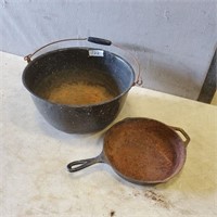 Enamel Pot, 10" Lodge Cast Iron Pan
