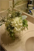 Mirrored Crackled vase with flower arrangement