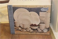 38 PC. DINNERWARE SET