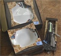 TABLE CASUALS DISH SET WITH FLATWARE