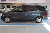 Used 2015 Chrysler Town And Country 2c4rc1bgxfr717