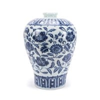 CHINESE MING STYLE BLUE AND WHITE MEIPING VASE