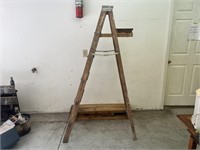 Wooden 6 Foot Ladder w/ Buil-in Paint Tray
