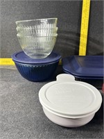 Assorted Pyrex Bowls with lids