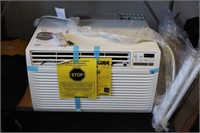 NEW LG 11,800 BTU/hr Room Air Conditioner Rt $650