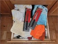CONTENTS OF CABINET DRAWER - POT HODLERS, TOWELS,