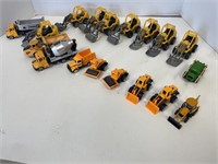 CONSTRUCTION TOY LOT OF 18 FOR TRAIN LAYOUT