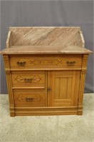 ANTIQUE SPOON CARVED WASH STAND W/ MARBLE TOP: