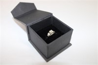 18 KT GOLD RING WITH 1.2 CT DIAMOND & SIDE STONES