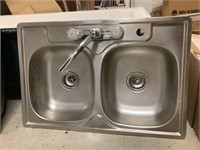 Stainless kitchen sink with faucet