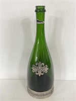 Segura Viudas green champagne bottle with detail