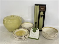 Lot of yellow & green kitchen items