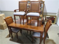 SOLID WOOD DINING TABLE W/ (6) CHAIRS