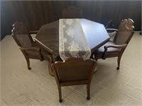 Expandable Game Table w/4 Chairs & 2 Leaves