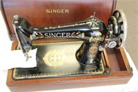 Singer Sewing Machine w/wooden case