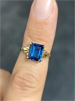 1.97g 10k Gold with sapphire ring