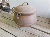 Cast iron kettle with legs and lid (1 gallon)