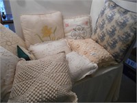Assort decorative pillows