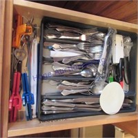CONTENS OF DRAWER- SILVEWARE W/ORGANIZER