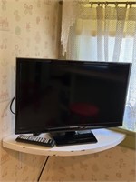 Samsung TV Flat Screen with remote 28”