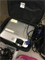 Hitachi CP-X250 Projector with case