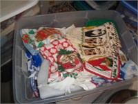 TOTE OF FABRIC & KITCHEN LINENS / GR