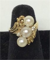 14kP pearl ring with diamond like accents, size 3