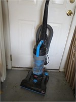 Bissel Lightweight Bagless Vacuum ( It Sucks )