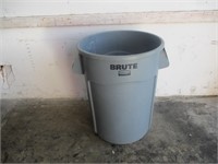 Large Brute Trash Can