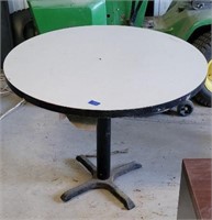 Round diner table