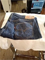 Levi jeans size 42x33
