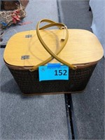 Wicker/Metal picnic basket with tray
