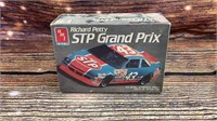 Amt Richard Petty Stp Grand Prix 1:25 Scale Model