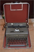 Royal typewritter in case