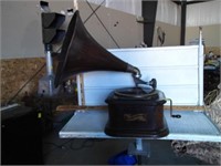 COLUMBIA "THE DISC GRAPHOPHONE" W/ WOODEN HORN