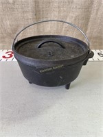 Lodge Cast Iron Pot with legs and lid
