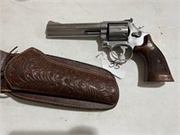 Smith and Wesson 357 Magnum Revolver with Leather