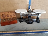 CENCO BALANCE SCALE W/ WEIGHTS