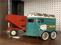 ERTL FARM IMPLEMENT AND NYLINT TRAILER