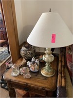 LOT OF MISC DECOR ON END TABLE / LAMP ETC